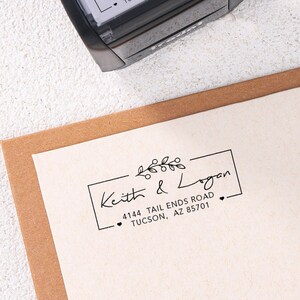 Adresstempel familienaam, adresstempel bloemen, aangepaste zelfinktende stempel, stempel bruiloftsuitnodiging