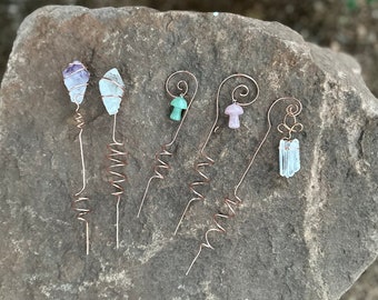 Estacas de cristal hechas a mano para plantas, ideales para decorar jardines y estimular el crecimiento de las plantas. También sirven como decoración para jardines de hongos, con puntas de piedras preciosas y alambre de cobre.