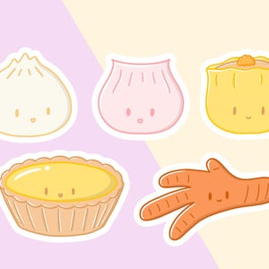 Puede incluir: Conjunto de cinco pegatinas de comida estilo caricatura. Incluyen un bao blanco, una empanadilla rosa, un shumai amarillo, un pastel de huevo y una pata de pollo naranja, todos con caras sonrientes.