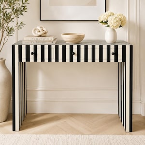 Mesa consola artesanal con incrustaciones de hueso a rayas blancas y negras y 3 cajones.