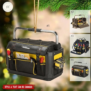 Peut inclure: Ornement de Noël en forme de sac à outils noir et jaune avec une poignée argentée. Le sac comporte plusieurs poches et compartiments, avec des outils visibles. Le texte "William" est sur le sac. Le texte "STYLE & TEXT CAN BE CHANGED" est en bas.