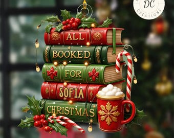 Puede incluir: Adorno navideño con forma de pila de libros, con las palabras "ALL BOOKED FOR SOFIA CHRISTMAS". El adorno es rojo y verde, con acebo y bayas, un bastón de caramelo y una taza roja con un diseño de copo de nieve.