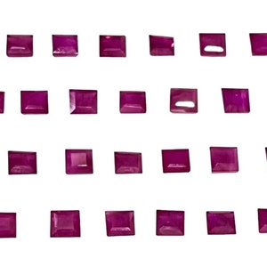 Puede incluir: Una colección de 28 piedras preciosas cuadradas, facetadas y de color púrpura. Las piedras preciosas están dispuestas en cuatro filas de siete.