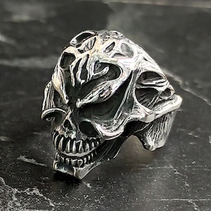 Bague en argent gravée gothique tête de mort pour homme, bague moto punk hippie, bague hipster tête de mort orfèvre, bague cool, bague gothique bijoux pour homme