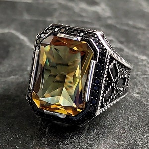 Anillo de plata con gema amarilla cuadrada para hombre. Anillo de plata que cambia de color con la piedra solar. Joyería de plata de ley 925 quilates para hombre. Regalo ideal.