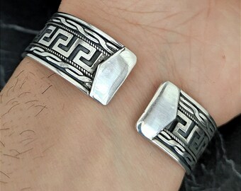 シルバー調の刻印カフブレスレット 925スターリングシルバー 調節可能なギリシャ風デザインカフ