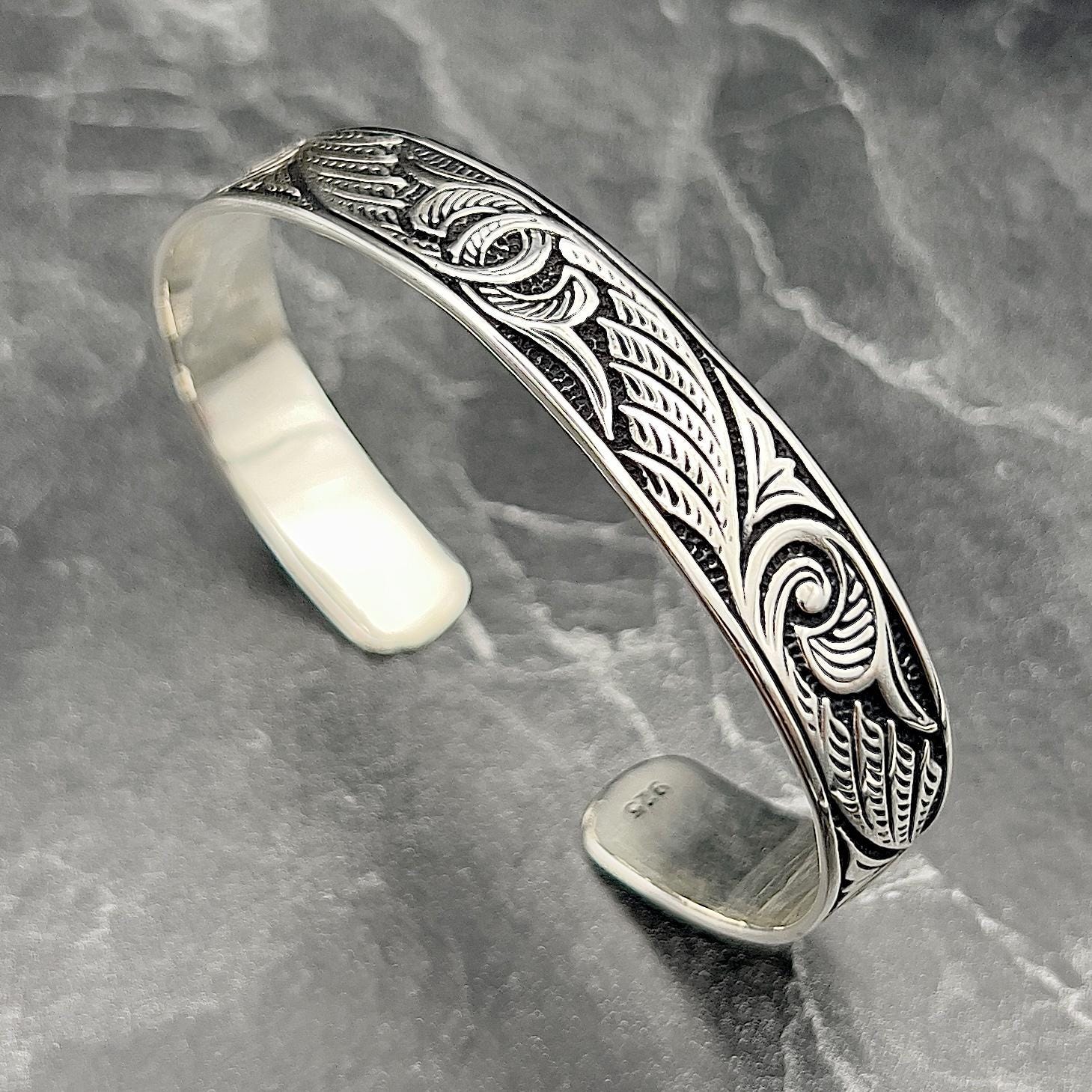 COOLSTEELANDBEYOND Maschile Largo Bracciale da Uomo Donna, Braccialetto del Polsino, Colore Argento con Barbozzale Ornamento
