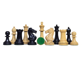 Op de afbeelding: Een set houten schaakstukken, waaronder een koning, koningin, loper, paard, toren en pion. De stukken zijn gemaakt van licht en donker hout en zijn in een rij op een witte achtergrond gerangschikt.