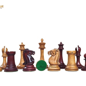 Könnte beinhalten: Ein Satz hölzerner Schachfiguren in verschiedenen Farben, darunter Braun, Schwarz und Weiß. Die Figuren sind in einer Reihe auf weißem Hintergrund angeordnet. Die Figuren umfassen König, Dame, Turm, Läufer, Springer und Bauer.