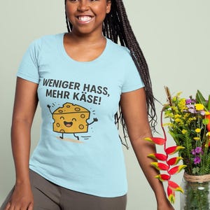 Lustiges T-Shirt Statement Weniger Hass, mehr Käse! Geschenk für Käseliebhaber, Shirt Humor, Cartoon-Käse Design, Shirt für Männer Frauen