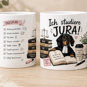 Puede incluir: Tres tazas de cerámica blanca con ilustraciones de temática jurídica y texto en alemán. Los diseños incluyen un perro salchicha con cuello de juez, pilas de libros de derecho, balanzas, listas tituladas Tagesplan y Ziele, y la frase Ich studiere JURA.