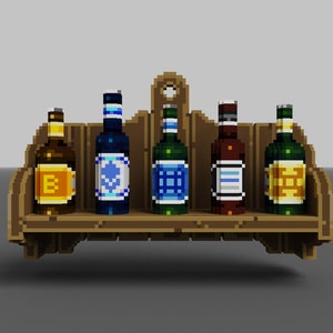 Op de afbeelding: Een gepixeleerd houten plankje toont vijf flessen in verschillende kleuren. De flessen hebben etiketten met verschillende ontwerpen en kleuren, waaronder blauw, groen en bruin. Het plankje is lichtbruin.