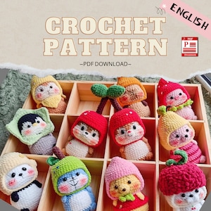 Könnte beinhalten: Häkelmuster-PDF zum Download für die Herstellung von niedlichen Amigurumi-Tierplüschtieren. Die Plüschtiere sind in Obst- und Gemüsekostümen gekleidet, darunter Erdbeere, Kirsche, Ananas, Apfel und mehr.
