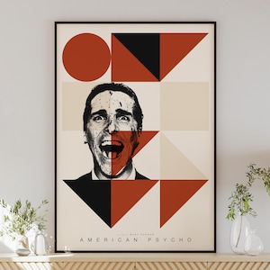 Könnte beinhalten: Gerahmtes Poster mit einem Schwarz-Weiß-Porträt eines Mannes mit offenem Mund, kombiniert mit geometrischen Formen in Schwarz, Rot und Beige. Die Worte "AMERICAN PSYCHO" sind unten in einer serifenlosen Schrift gedruckt.