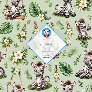 Op de afbeelding: Een naadloos patroon met cartoonzebra's, sommige zittend op houten schommels en andere op gras, afgewisseld met witte plumeria-bloemen en groene tropische bladeren op een lichtgroene achtergrond. Een centrale ruit bevat een pandalogo.