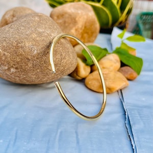 Armreif aus massivem Messing: Minimalistisches Vintage-inspiriertes Design
