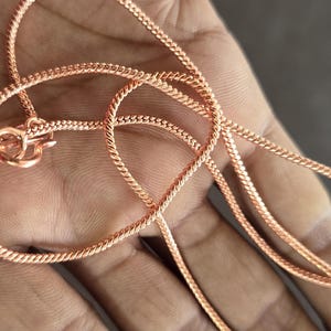 Puede incluir: Un collar de cadena de oro rosa con un dise&ntilde;o de cuerda trenzada.