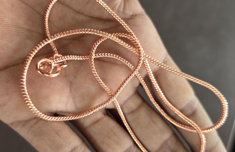 Puede incluir: Un collar de cadena de oro rosa con un dise&ntilde;o de cuerda trenzada.
