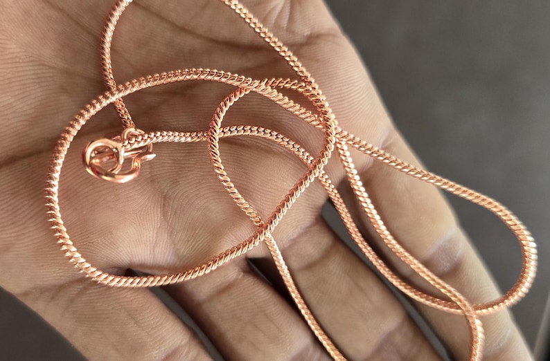 Puede incluir: Un collar de cadena de oro rosa con un dise&ntilde;o de cuerda trenzada.