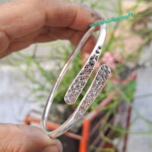 Bracelet jonc artisanal en argent sterling martelé - Manchette réglable