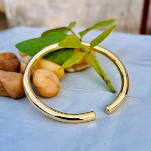 Armreif aus massivem Messing im minimalistischen Vintage-Stil