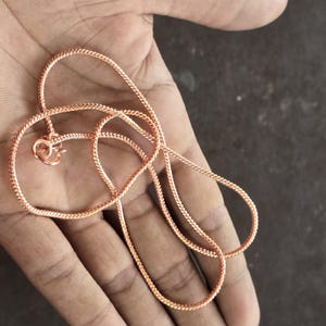 Puede incluir: Un collar de cadena de oro rosa con un dise&ntilde;o delicado y trenzado. La cadena mide aproximadamente 50 cm de largo.