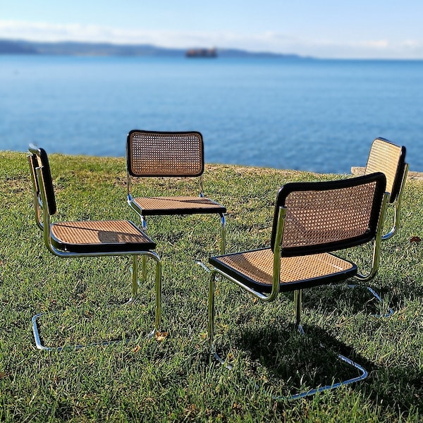 1 des 4 chaises B32 / appelées Cesca / conçues par Marcel Breuer en 1928 / moderne/ paille de Vienne / chaises de salle à manger / fabriquées en Italie dans les années 1980