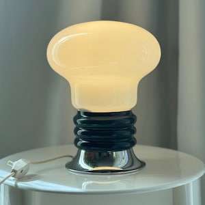 Postmoderne Tischlampe / 70er Jahre / in Form einer Glühbirne / Space Age / moderne Lampe / 1970