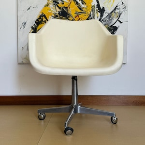Vintage Swivel armchair or office armchair in the style of Charles Eames / 1960 - 1970 / plastic