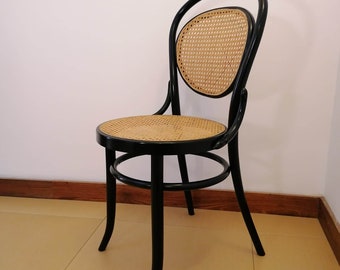 1 von 2 Vintage-Holzstühlen der historischen Linie / Thonet / Vintage / 70er Jahre / Wiener Stroh /