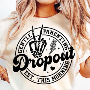 Gentle Parenting Drop Out Png Svg, Mamma sarcastica png, Maglietta divertente per mamma png, Fulmine a scacchi png, Maternità retrò png sublimazione.
