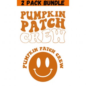 Op de afbeelding: Twee oranje ontwerpen op een witte achtergrond. Het bovenste ontwerp luidt "PUMPKIN PATCH CREW" in een retro lettertype. Daaronder staat een pompoenkleurig smiley-gezicht met de woorden "PUMPKIN PATCH CREW" in een cirkel. Een oranje banner bovenaan luidt "2 PACK BUNDLE".