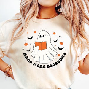 Lisez plus de livres png, chemise de professeur effrayant png, chemise livresque d'Halloween, conception de t-shirt de livre drôle, professeur d'Halloween png, professeur fantôme png.