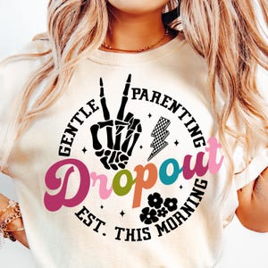 Zacht ouderschap drop-out png-svg, sarcastische moeder png, grappige mama-t-shirt png, geruite bliksem png, sublimatie retro moederschap png.