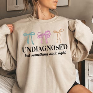 Niet gediagnosticeerd, maar er klopt iets niet png, Coquette Bows niet-gediagnosticeerde png, geestelijke gezondheid png, geestelijke gezondheid grappige t-shirt sublimatie png.