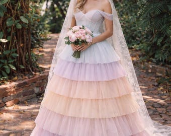Vestido de novia de tul escalonado arcoíris