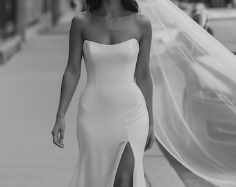 Vestido de novia moderno sin tirantes en crepé elástico con abertura lateral