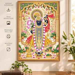 Könnte beinhalten: Ein vertikaler digitaler Wandkunstdruck, der eine dunkelhäutige Gottheit mit prunkvollem Goldschmuck, einer Pfauenfedernkrone und einer langen rosa Lotusgirlande zeigt. Zwei weiße Kühe stehen an der Basis innerhalb eines goldenen Tempels.
