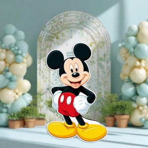Peut inclure: Une découpe en carton de Mickey Mouse présentant ses oreilles noires classiques, un short rouge avec deux boutons blancs, des gants blancs et de grandes chaussures jaunes. Le personnage est debout, mains sur les hanches, souriant.