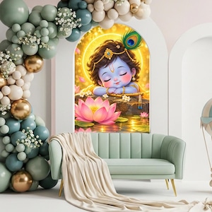 Könnte beinhalten: Ein Wandbild mit einem schlafenden Baby Krishna mit blauer Haut, geschmückt mit goldenem Schmuck und einer Pfauenfeder, das auf einem Felsen neben einer großen rosa Lotusblume ruht. Die Szene ist vor einem goldenen Heiligenschein.