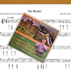 Könnte beinhalten: Notenblatt mit dem Titel "The Border" und den Namen KC Jiang, Jan Deneck und Kou-Chen Jiang. Eine CD-Hülle mit dem Text "K.G. Jhing Chinese Music for Irish Whistle" und Bildern eines Schlosses, der Chinesischen Mauer und eines Mannes, der eine Pfeife spielt, liegt auf dem Notenblatt.