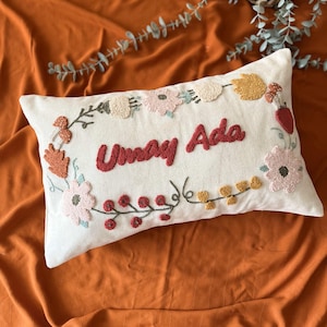 Funda de almohada bordada a mano, elegante funda de cojín decorativa con motivos florales y naturales.