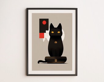 Puede incluir: Un gato negro con ojos amarillos se sienta en una plataforma negra con un diseño dorado. El gato lleva una etiqueta dorada con un pequeño diseño de árbol. El fondo es gris claro con un círculo rojo y un rectángulo rojo.