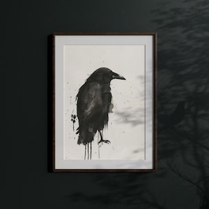 Op de afbeelding: Een zwart-wit aquarel schilderij van een raaf op een witte achtergrond. De raaf kijkt naar rechts en heeft zijn vleugels gevouwen. Het schilderij heeft een minimalistische stijl.