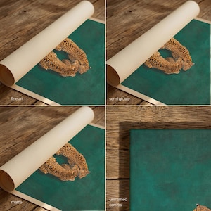 Puede incluir: Impresi&oacute;n enrollada con un dise&ntilde;o de leopardo sobre un fondo verde azulado. La imagen se muestra en cuatro acabados: fine art, semibrillante, mate y lienzo sin marco. Las manchas del leopardo son marrones y negras.
