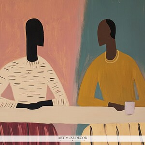 Pu&ograve; includere: Dipinto astratto con due figure sedute a un tavolo. Una figura indossa un maglione bianco con linee orizzontali nere, l'altra un maglione giallo. Lo sfondo &egrave; diviso tra rosa e turchese. Una tazza &egrave; sul tavolo. Il testo "ART MUSE DECOR" &egrave; in basso.