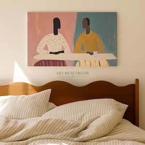 Pu&ograve; includere: Stampa artistica astratta con due figure sedute a un tavolo. Una figura indossa un maglione bianco, l'altra una camicia gialla. Lo sfondo &egrave; diviso tra rosa e verde acqua. Il testo "ART MUSE DECOR" &egrave; in basso.