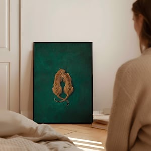 Estampado Leopard Love en verde esmeralda: Póster minimalista de animales de la jungla, arte mural de grandes felinos. imagen 14