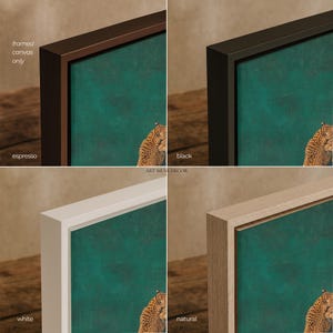 Puede incluir: Arte en lienzo enmarcado con un leopardo sobre un fondo verde azulado. La imagen muestra cuatro opciones de color de marco: espresso, negro, blanco y natural. El texto "ART MUSE DECOR" es visible.