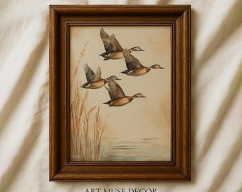 Puede incluir: Una impresión artística enmarcada que representa cuatro patos en vuelo sobre agua y juncos. Los patos tienen plumas marrones y beige, sobre un fondo neutro. El marco es de color marrón oscuro. El texto "ART MUSE DECOR" está en la parte inferior.